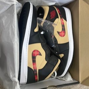 NWT Air Jordan 1 Mid SE